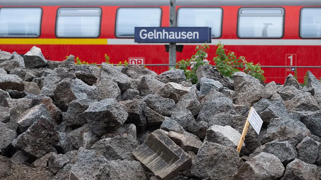 In-Gelnhausen-wird-seit-Gruendonnerstag-an-den-Gleisen-gearbeitet
