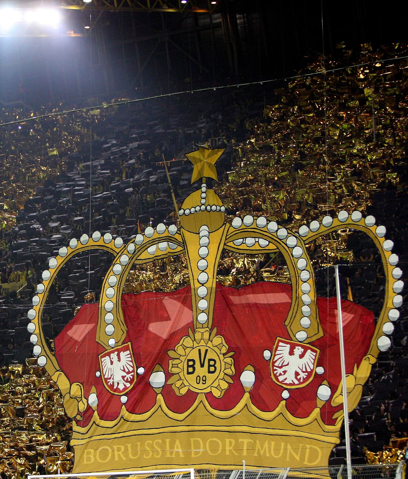 Die 65.590 Zuschauer in der ausverkauften Dortmunder Arena ...