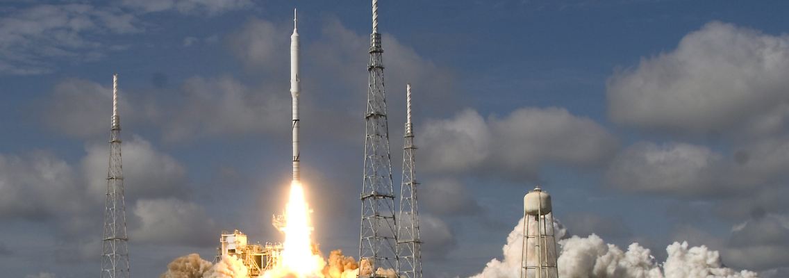 Ein Raketenstart in Cape Canaveral (Modell: Ares I-X).