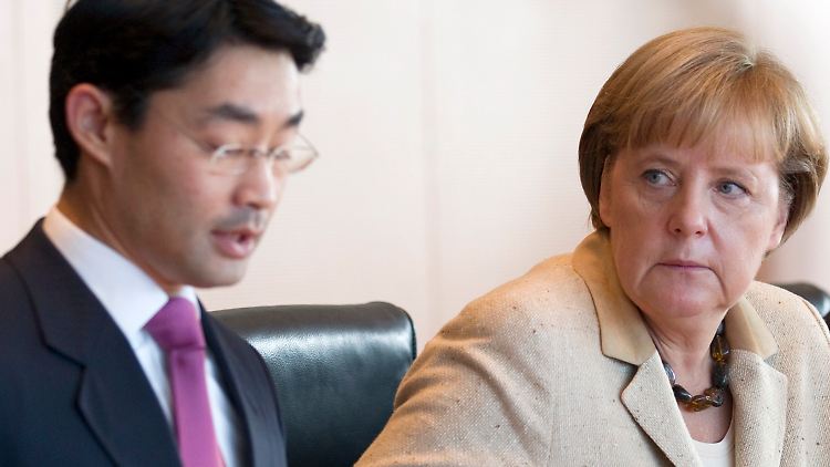 Es knirscht: Kanzlerin Merkel und ihr Vize Rösler sind alles andere als einer Meinung.