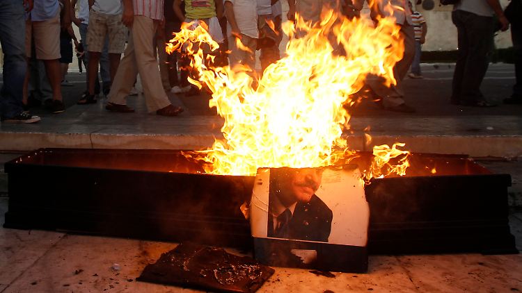 Kein Höllenfeuer, sondern eine Demonstration von Taxifahrern, die ihrem Unmut vor dem Parlament in Athen Luft machen.