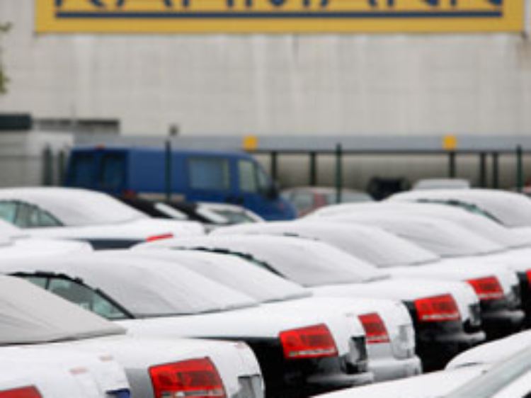 Audi-Fahrzeuge auf dem Karmann-Gelände. Auch der erste Neuauftrag nach der Pleite kommt von dem treuen Kunden.