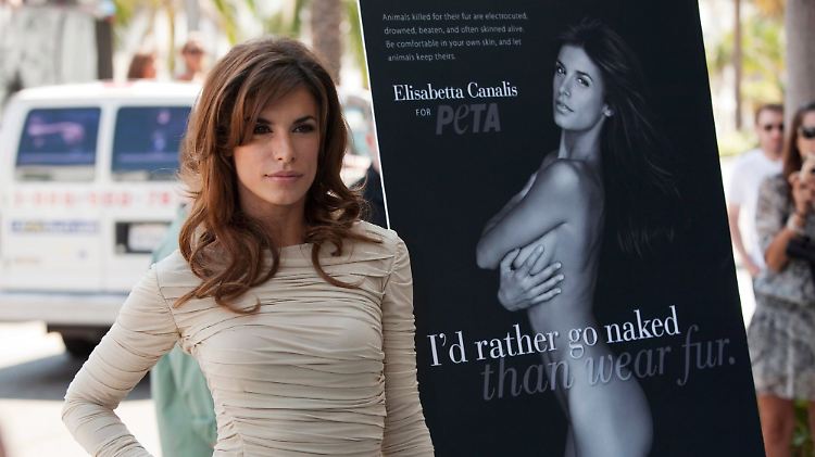 Elisabetta Canalis vor ihrem PETA-Poster.