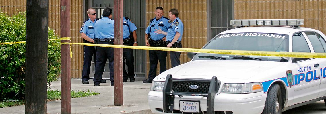 Polizisten vor der Arztpraxis in Houston.