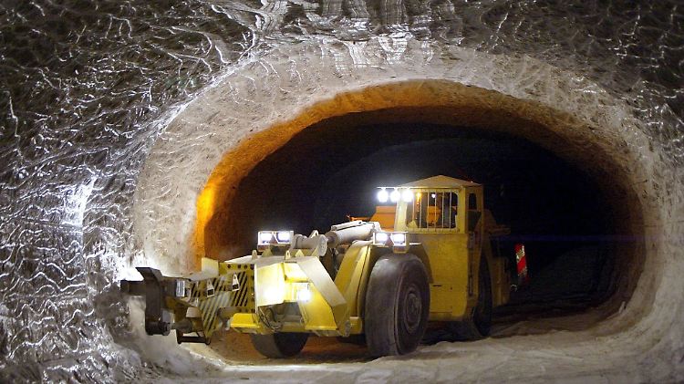 Ein Spezialfahrzeug schlägt in Gorleben Salzbrocken von der Wand.