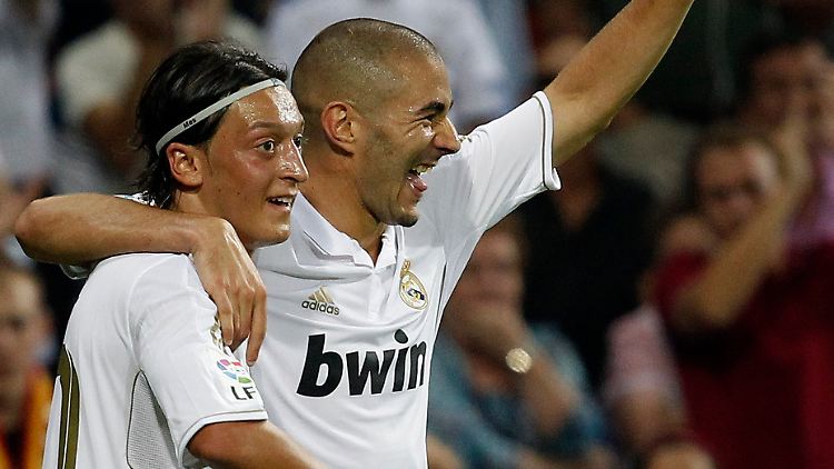 Mesut Özil mit Karim Benzema.