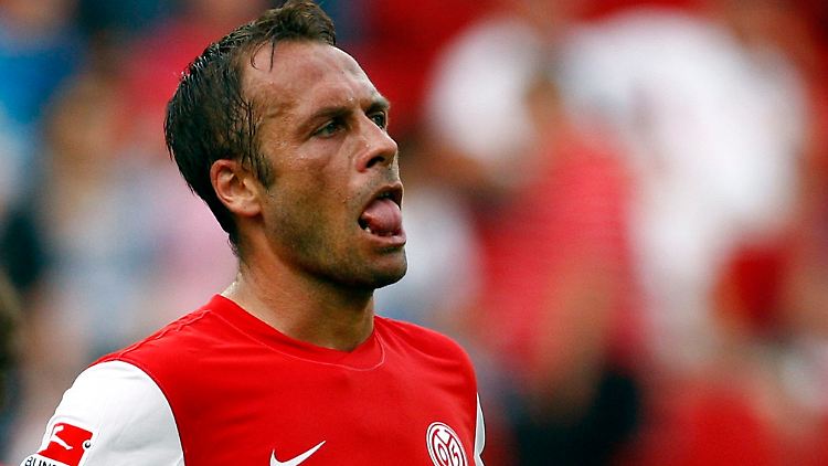 Auf den Spuren einer Legende: Nikolce Noveski vom FSV Mainz jagt Manfred Kaltz, den bislang besten Eigentorjäger der Bundesliga-Geschichte.