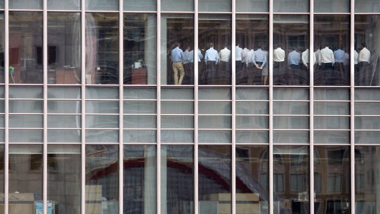 Immer wieder Warten auf neue Ansagen: Mitarbeiterversammlung bei Lehman Brothers in London im September 2008.