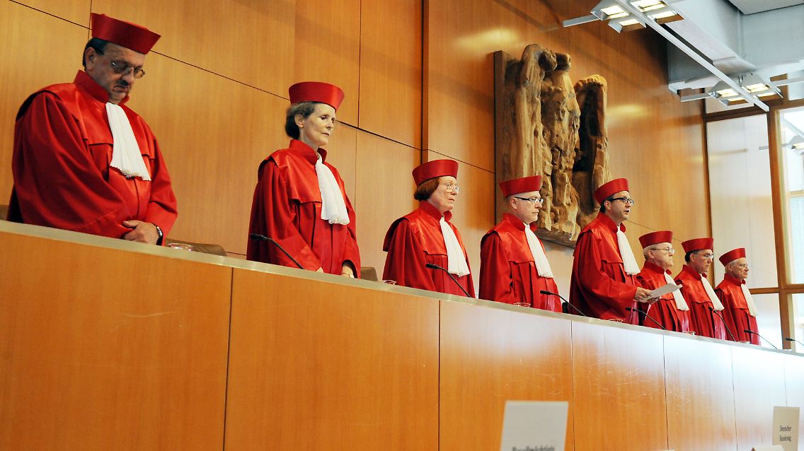 Die Karlsruher Richter haben dem Parlament mit seinen Kontrollausschüssen den Rücken gestärkt.