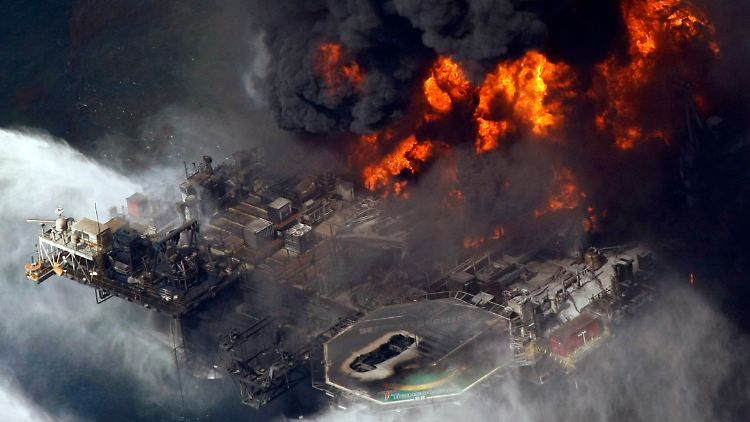 April 2010: Auf der Bohrplattform Deepwater Horizon brennt es - in der Folge laufen Unmengen Öl ins Meer.