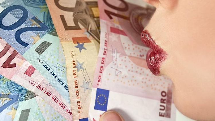 Auch Frauen müssen sich um das Thema Geld kümmern. Denn durch Babypause bekommen sie später oft weniger Rente als Männer.  