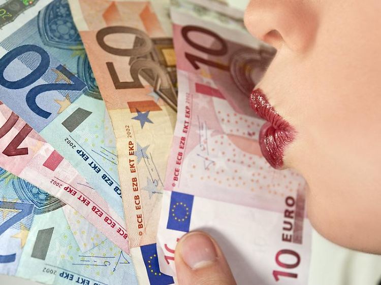 Bevor Paare an eine gemeinsame langfristige Finanzplanung gehen, sollte jeder der Partner die eigenen Finanzen in Ordnung bringen.