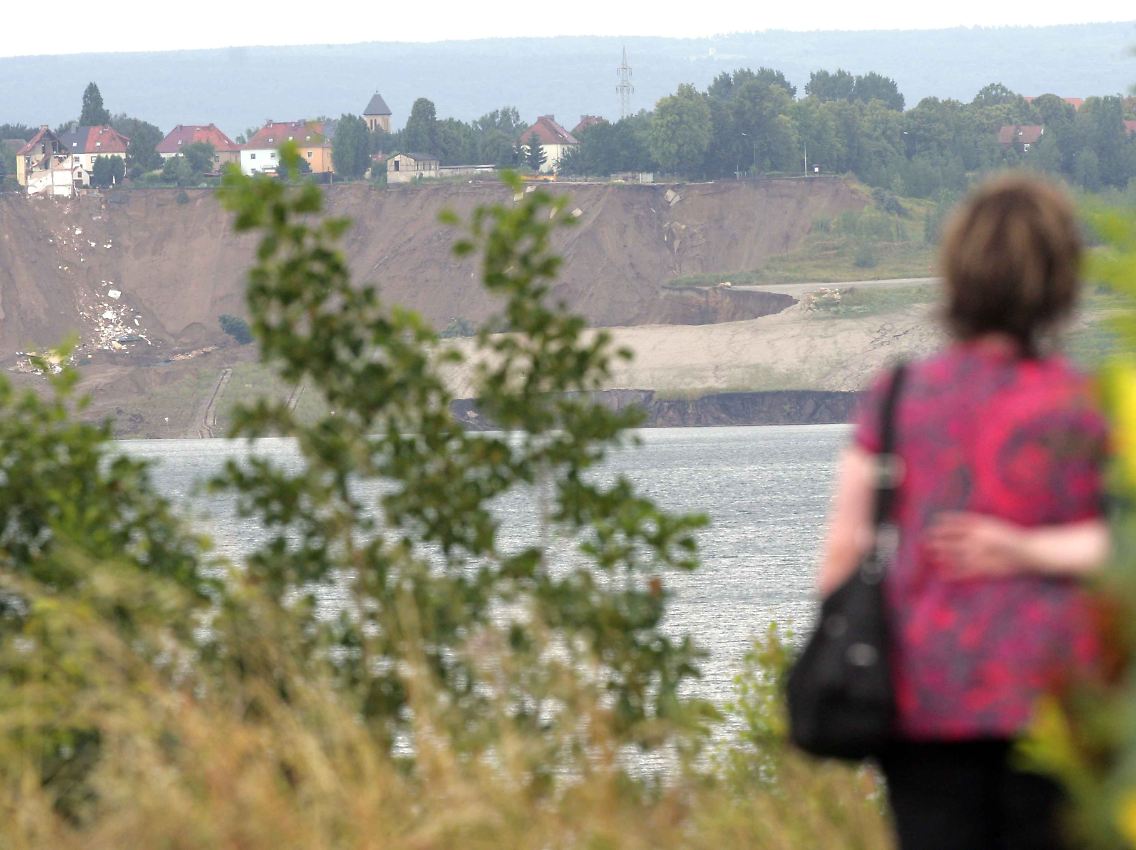 Schaulustige an der Unglücksstelle am Concordia See.