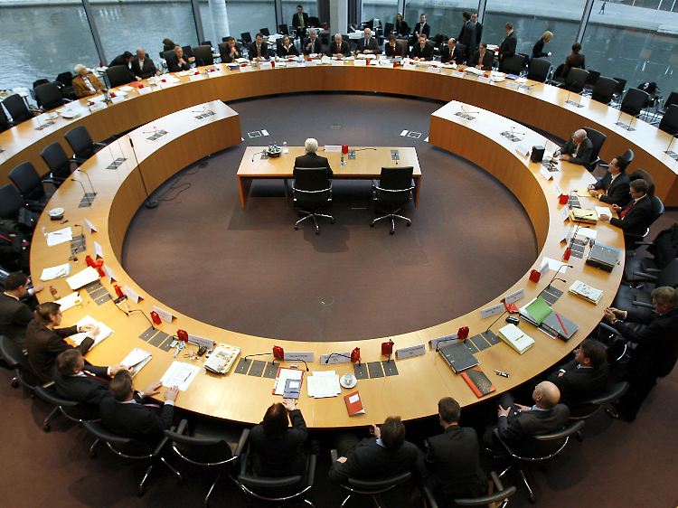 Bundesaußenminister Steinmeier zu Beginn seiner Anhörung als Zeuge vor dem BND-Untersuchungsausschuss im Dezember 2008.