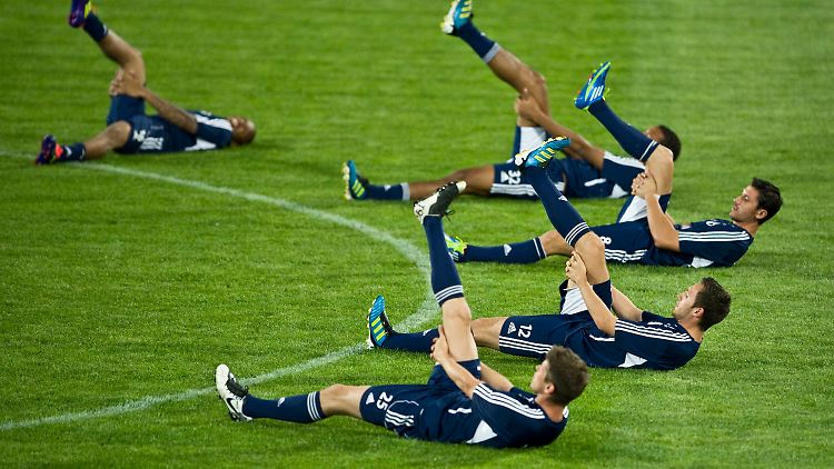 Stretchen für Steaua: Die Schalke-Profis bereiten sich auf den EL-Start vor.