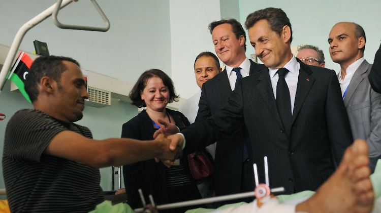 Cameron und Sarkozy besuchen Patienten einer Klinik in Tripolis.