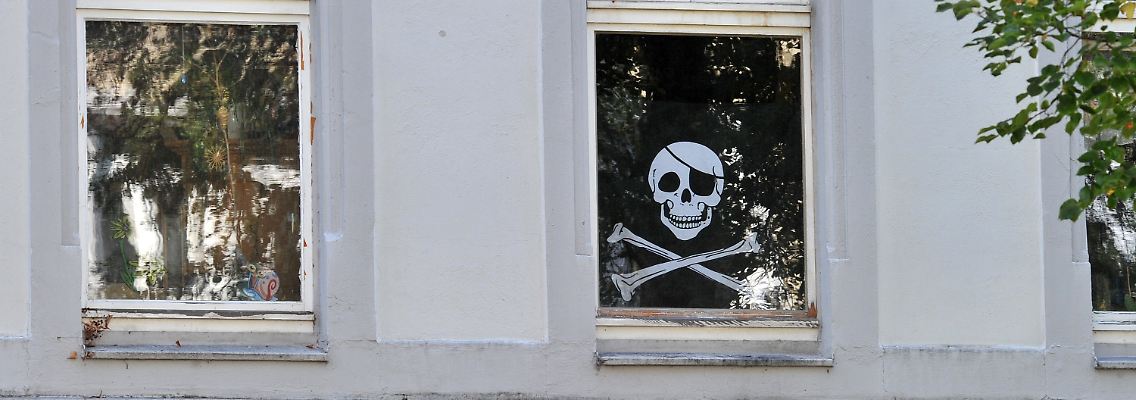 "Durchaus dominant", aber freundlich: Der Totenkopf über dem Hauseingang.