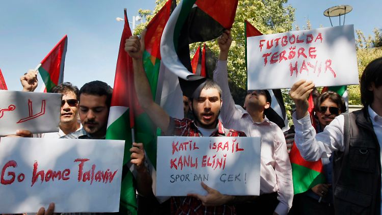 Aufgeheizte Stimmung: In Ankara protestierten pro-palästinensische Gruppen gegen ein Fußballspiel zwischen Maccabi Tel Aviv und der türkischen Mannschaft Besiktas.