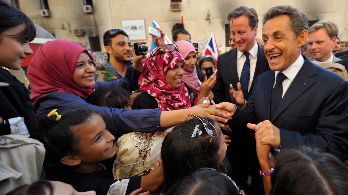 Sarkozy und Cameron nehmen ein Bad in der Menge.