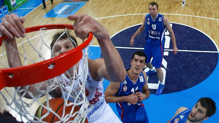 Timofey Mozgov punktet gegen Serbien per Dunking.
