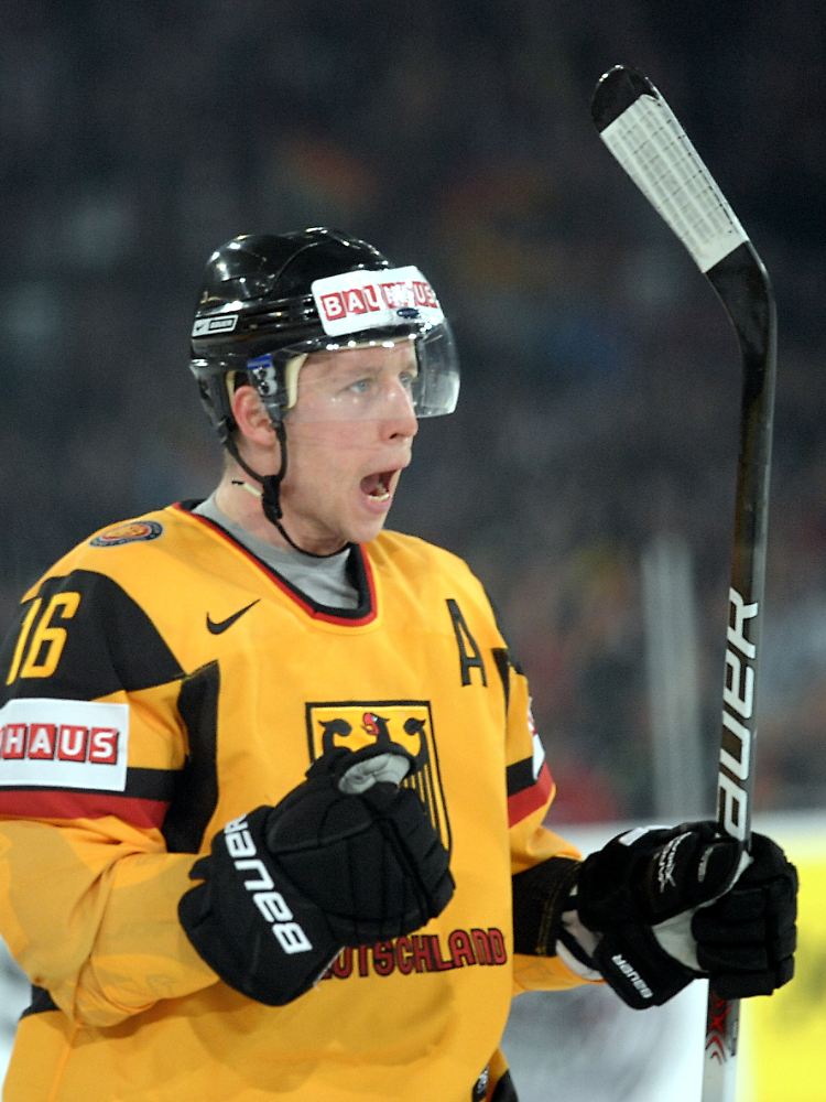 Hochbezahlt, aber im Sommer arbeitslos gemeldet: Michael Wolf, Kapitän der deutschen Eishockey-Nationalmannschaft.