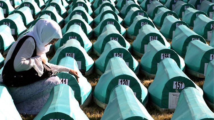 Eine bosnische Muslimin trauert über einem der Särge in der Potocari-Gedenkstätte in Srebrenica während der Beisetzung von 308 Opfern des Völkermords (Archivfoto, November 2008).