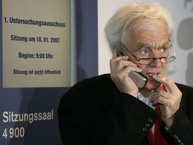 Ströbele vor dem Sitzungssaal des BND-Untersuchungsausschusses.