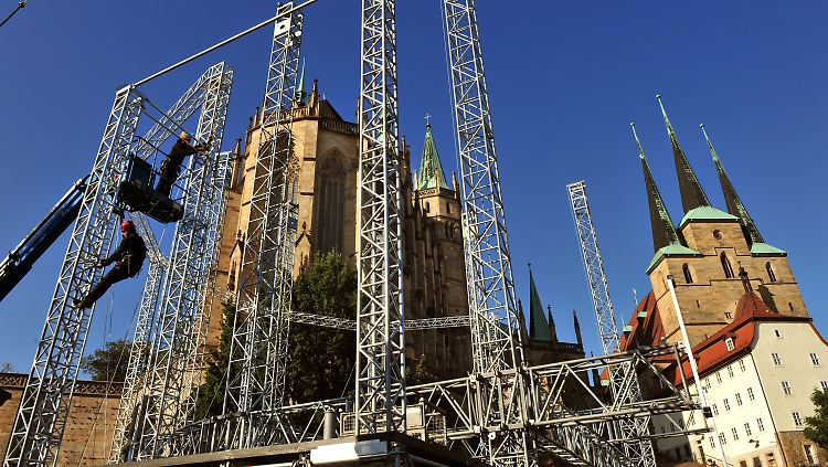 Vorbereitungen für den Papstbesuch in Erfurt: Auf dem Domplatz wird für den Gottesdienst am 24. September eine Altarbühne aufgebaut.