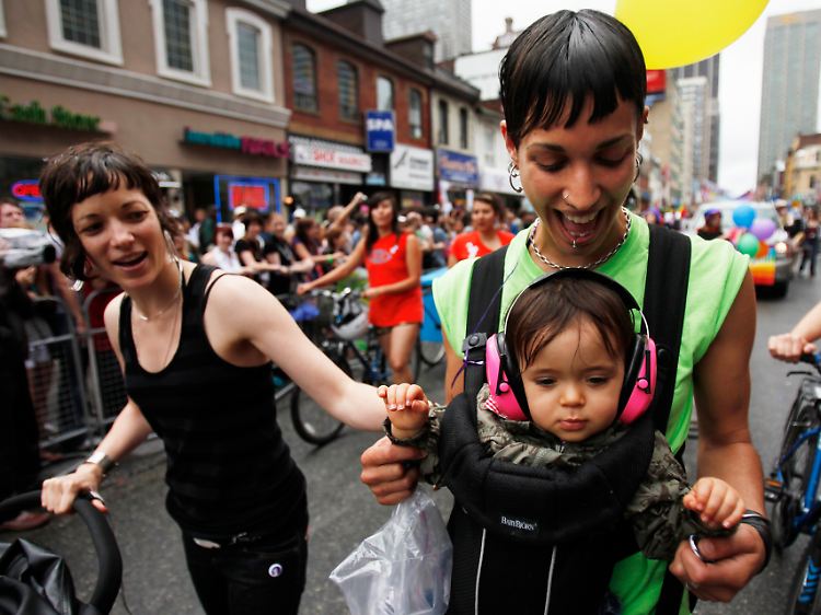 Ein lesbisches Paar mit Kind auf der "Gay Pride"-Parade 2009 in Toronto.