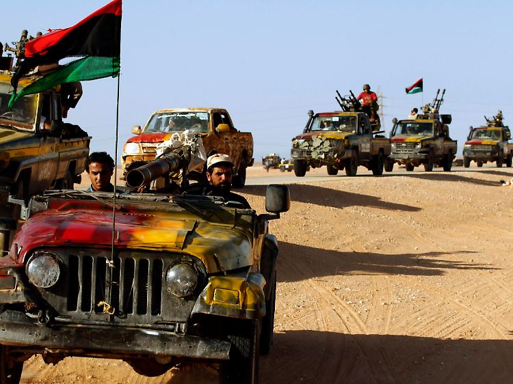 Mit den mittlerweile berühmten und schwerbewaffneten Pickups stürmen die Rebellen auch in Richtung Bani Walid.