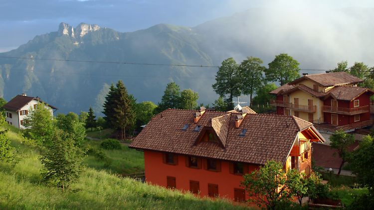 Weil die Berge hoch und die anderen Dörfer weit weg sind, konnte sich Lusern als zimbrische Sprachinsel im Trentino halten.
