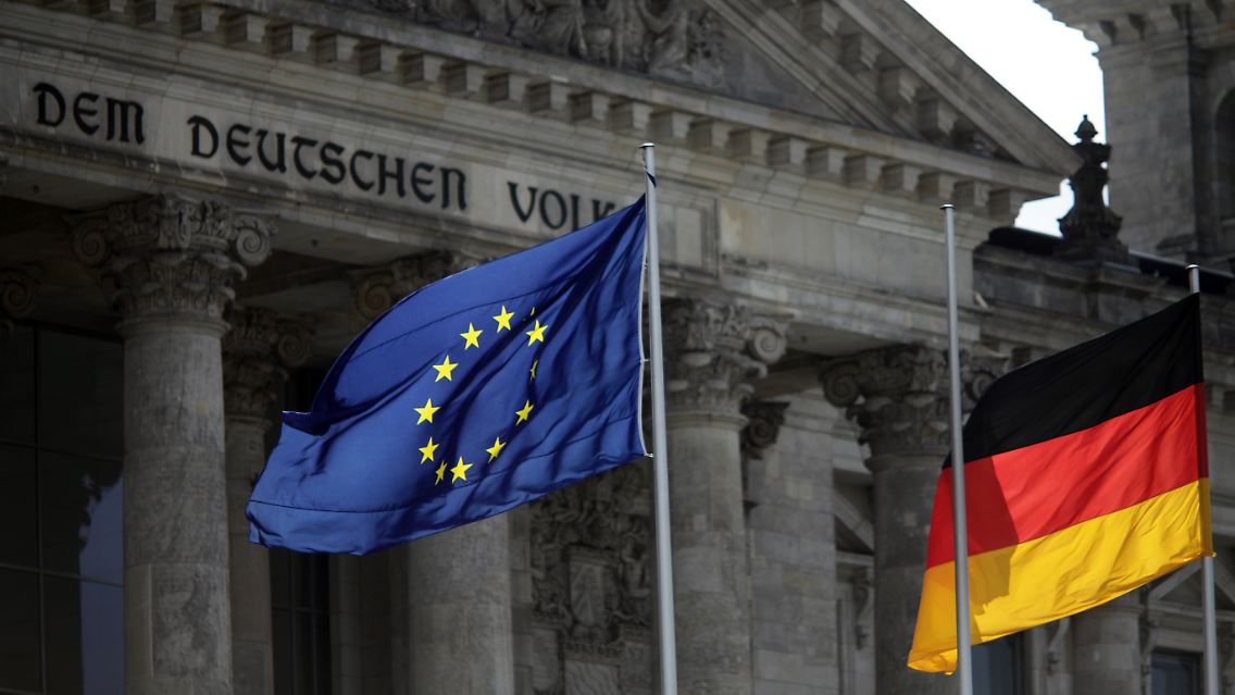 Flaggen vor dem Reichstag in Berlin.