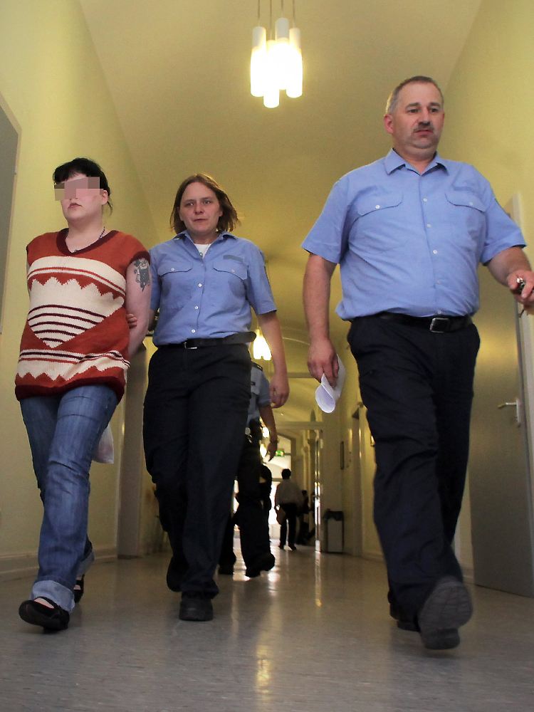 Die wegen Mordes angeklagte Mutter wird im Landgericht Limburg nach der Urteilsverkündung in Handschellen abgeführt.
