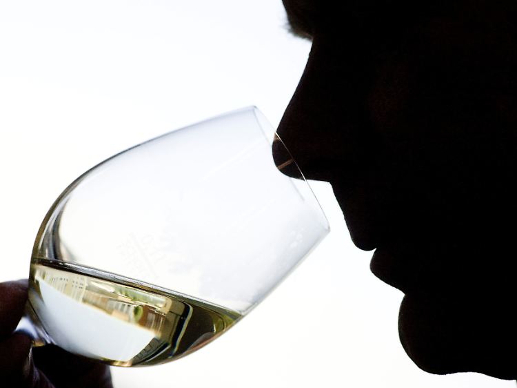 Ein Weinprüfer testet einen Weißwein.