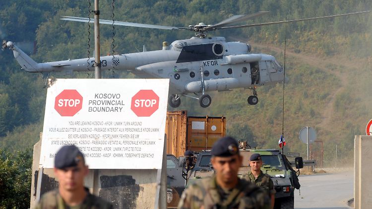 Ein Hubschrauber der KFOR-Truppen bringt Zöllner und Polizisten an die Grenze.