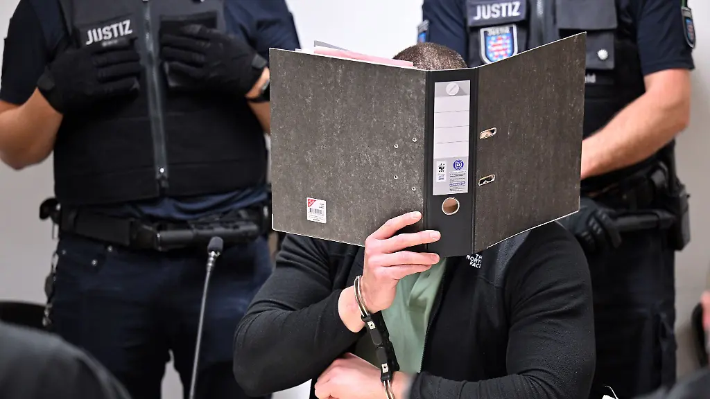 Mitgliedschaft-Raedelsfuehrerschaft-beziehungsweise-Unterstuetzung-einer-kriminellen-und-spaeter-terroristischen-Gruppierung-wirft-der-Generalbundesanwalt-drei-vor-dem-Oberlandesgericht-in-Jena-angeklagten-Maennern-vor