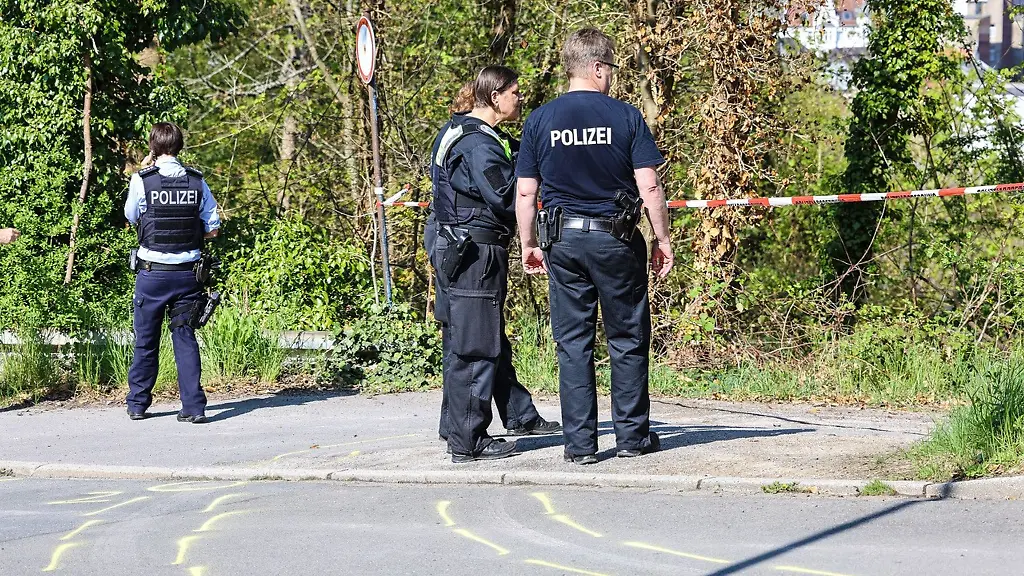 Die-ueberrollte-Seniorin-war-an-einem-schlecht-einsehbaren-Schotterweg-gefunden-worden-nun-glaubt-die-Polizei-das-fluechtige-Unfallauto-gefunden-zu-haben