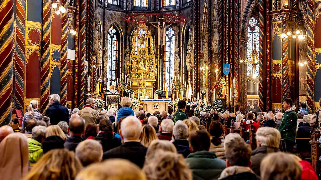 Vollbesetzte-Kirchenbaenke-bei-der-Wallfahrt-in-Kevelaer-Auch-in-diesem-Jahre-haben-sich-zahlreiche-Pilger-angemeldet
