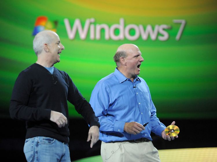 Vorfreude auf das neue Windows-Betriebssystem: Microsoft-Marktschreier und CEO Steve Ballmer (r.) mit Windows-Präsident Steven Sinofsky.
