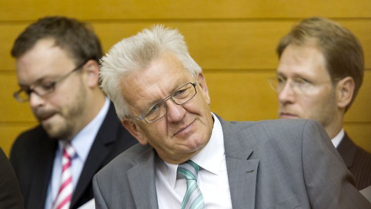 Ministerpräsident Kretschmann verfolgt die Debatte im Stuttgarter Landtag.