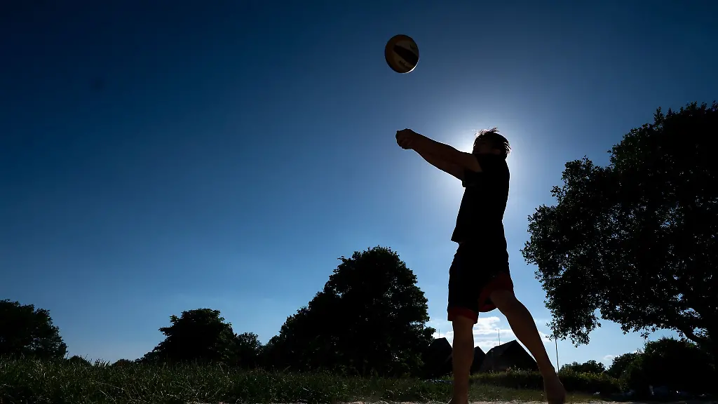 Den-Feiertag-am-Donnerstag-koennen-die-Menschen-in-Hessen-in-der-Sonne-geniessen