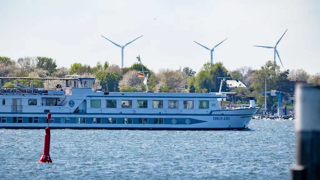 Flusskreuzfahrten-sind-bei-Urlaubern-beliebt-und-Stralsund-ist-ein-wichtiger-Hafen-fuer-diese-Schiffe-an-der-Ostsee