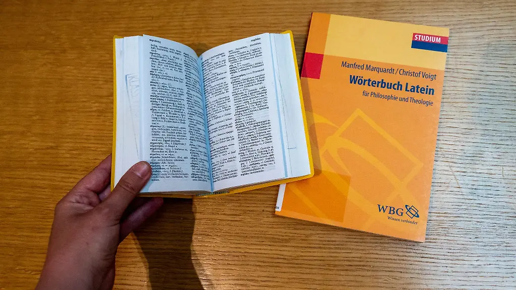 Altgriechisch-ist-eine-tote-Sprache-Von-wegen-Immer-noch-lernen-Schueler-und-Schuelerinnen-in-Bayern-Latein-und-sogar-Altgriechisch-Symbolbild