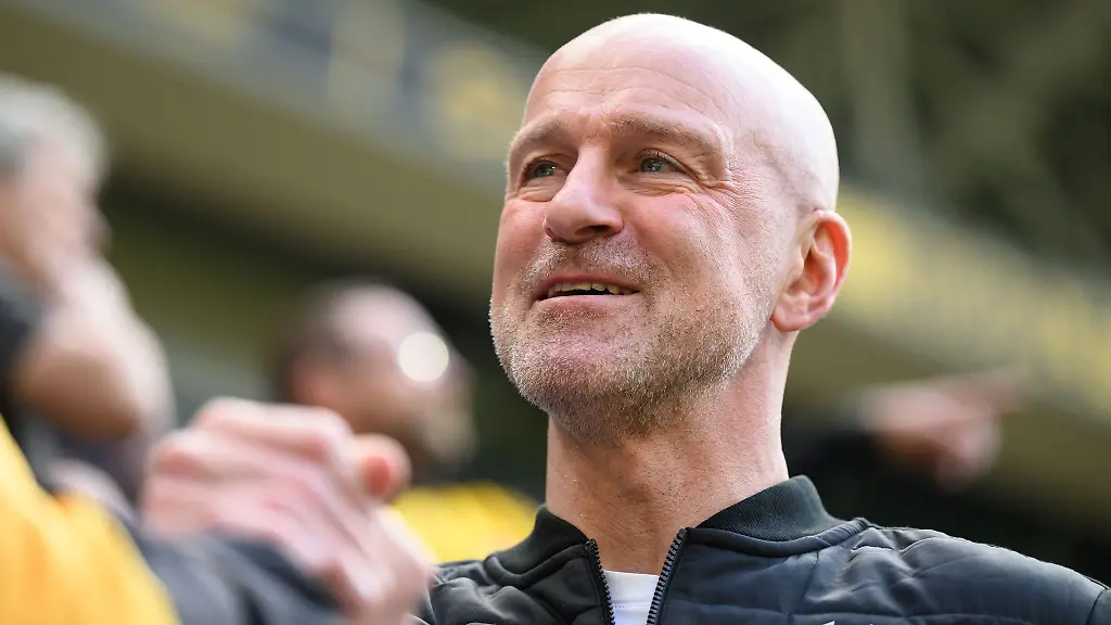 Osnabruecks-Trainer-Marco-Antwerpen-sah-beim-Spiel-in-Aachen-die-Gelb-Rote-Karte