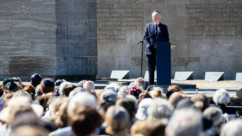Niedersachsens-Ministerpraesident-Weil-spricht-in-Bergen-Belsen