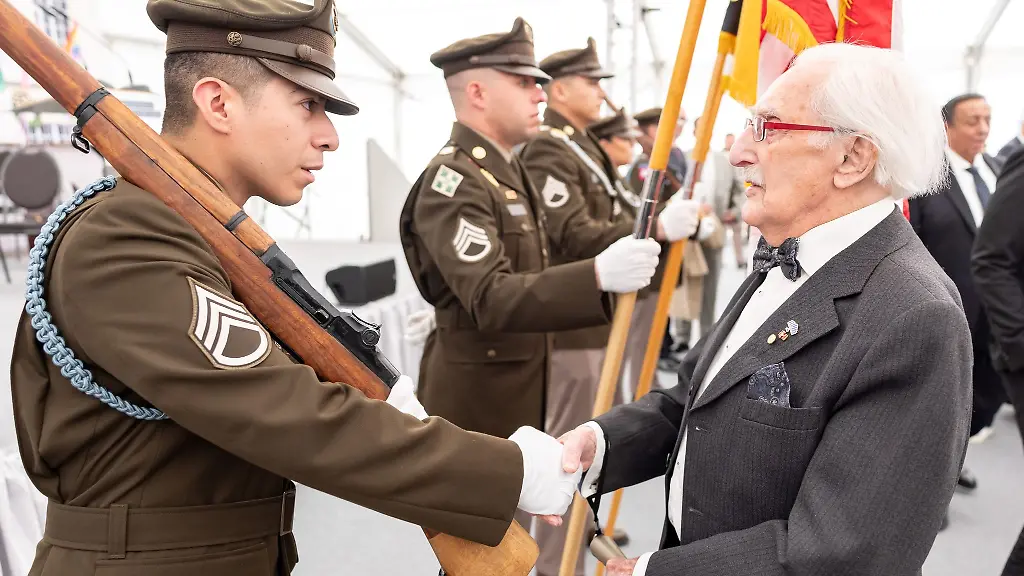 Leon-Weintraub-rechts-hat-das-Konzentrationslager-Flossenbuerg-ueberlebt-und-ist-zur-Gedenkfeier-angereist