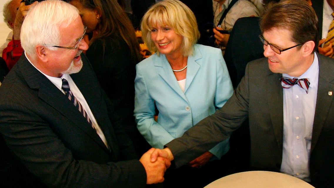 Auf einmal wieder sachlich: Carstensen und Kontrahent Stegner nach der Abstimmung im Kieler Landtag.