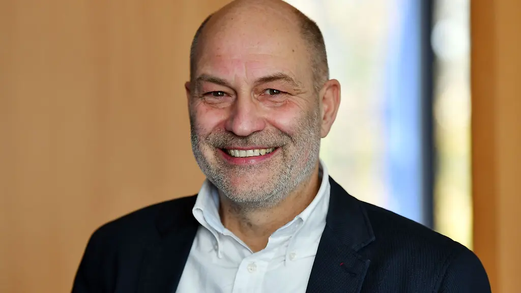 Die-Initiative-Mehr-Demokratie-und-ihr-Vorstandssprecher-Ralf-Uwe-Beck-haben-Forderungen-an-die-Landesregierung