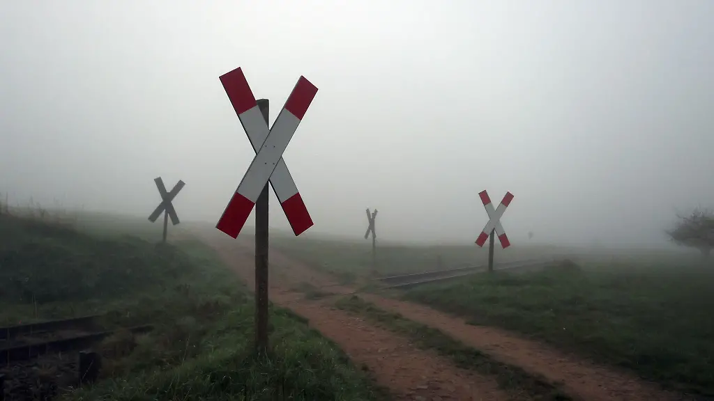 Das-Andreaskreuz-weist-auf-die-Vorfahrt-von-Zuegen-hin