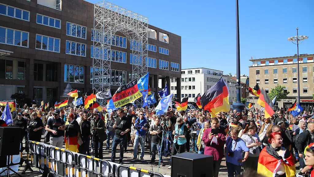 Bis-zu-800-Menschen-waren-laut-Polizei-bei-der-Demo-des-Buendnisses-Gemeinsam-fuer-Deutschland-versammelt